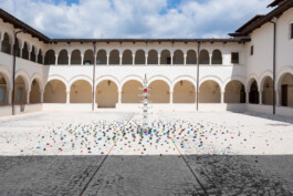 Pascale Marthine Tayou, Il Genio dell’Aquila, 2023. Courtesy l'artista e GALLERIA CONTINUA. Ph. Luca M. Fontana e Alessio Tamborini